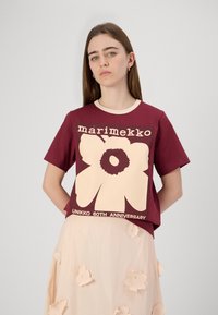 Marimekko ERNA UNIKKO PLACEMENT - Trükipildiga T-särk - wine red/light rose