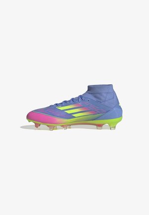 Botas de futebol com tornozelo ajustado, em degradê do azul ao rosa, parte superior sintética texturizada e cravos transparentes para tração.