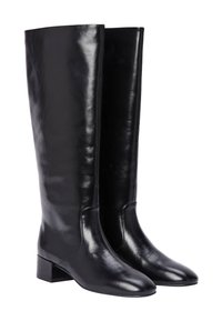 Bottes en cuir noires brillantes montant jusqu'aux genoux, avec des talons bas et épais, un bout arrondi et une conception élégante et minimaliste.