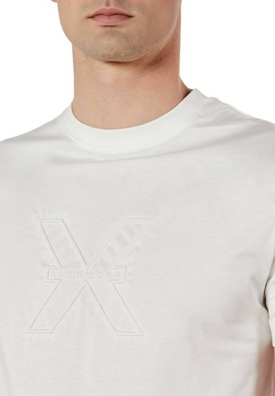 T-shirt bianca in cotone con colletto rotondo e maniche corte. Presenta un logo "X" in rilievo con la parola "RICHMOND" sottostante. Texture liscia.