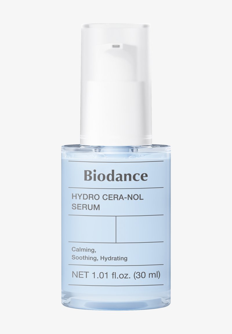 Flacon de sérum Biodance Hydro Cera-Nol avec pompe blanche, étiqueté apaisant, calmant, hydratant, contenant 30 ml de liquide bleu clair.