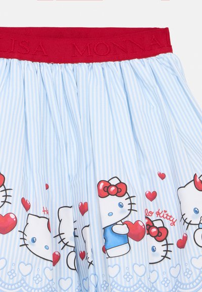 Jupe rayée bleu clair avec une ceinture élastique rouge. Comprend des motifs de dessin animé Hello Kitty et de petits cœurs rouges imprimés le long de l'ourlet.