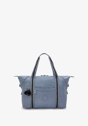 Helle blaue Nylon-Reisetasche mit doppelten grau gestreiften Griffen, mit Reißverschlüssen und einem abnehmbaren schwarzen, flauschigen Schlüsselanhänger.