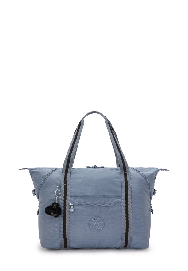 Světle modrá nylonová taška přes rameno s dvojitými šedými pruhovanými uchy, zipovými kapsami a odnímatelným černým chlupatým přívěskem na klíče.