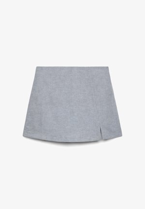 Minigonna grigia chiara con una sottile spacco laterale, orlo dritto e tessuto dalla texture liscia su sfondo bianco.