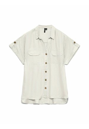 Chemise blanche à manches courtes avec fines rayures verticales, deux poches poitrine avant, et détails à boutons sur les manches et le devant.
