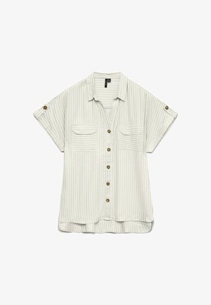 Chemise blanche à manches courtes avec fines rayures verticales, deux poches poitrine avant, et détails à boutons sur les manches et le devant.