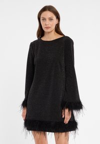 Zwart jurk met een schitterende textuur, voorzien van lange mouwen en een veerafwerking op de manchetten en zoom voor een opvallend detail.