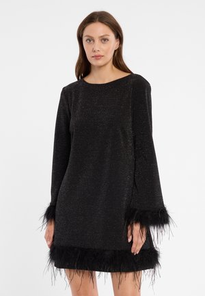Zwart jurk met een schitterende textuur, voorzien van lange mouwen en een veerafwerking op de manchetten en zoom voor een opvallend detail.