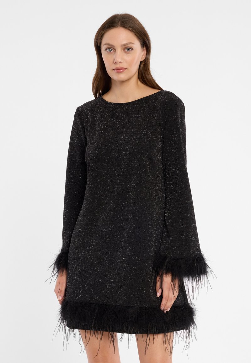 Zwart jurk met een schitterende textuur, voorzien van lange mouwen en een veerafwerking op de manchetten en zoom voor een opvallend detail.