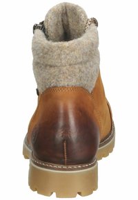 Braune Leder-Stiefelette mit einem hellgrauen Filzaufschlag, abgerundeter Spitze, strukturierten Oberflächen und einer kontrastierenden tanfarbenen Gummisohle. Verstellbare Seitenriemen-Details.
