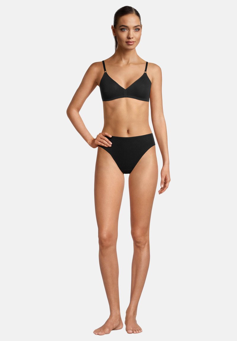 Set di bikini nero composto da un bralette con spalline regolabili e slip a vita alta a costine; texture liscia, design semplice e senza decorazioni.