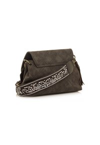 Braune gesteppten Handtasche mit einer strukturierten Form, ausgestattet mit einem dekorativen weißen Paisleymuster-Gurt und einem Quastenakzent. Hergestellt aus weichem Material.