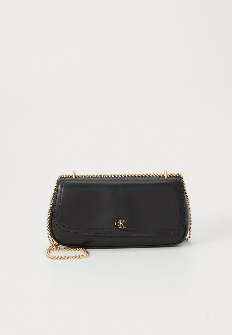 Schwarze Leder-Clutch mit glatter Oberfläche, rechteckiger Form, goldener Kettenriemen und geprägtem Logo auf der Vorderseite.