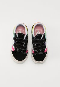 Baskets en daim noir avec des côtés en maille blanche, présentant un design coloré à pois en rose, vert et jaune, maintenues par des straps Velcro.