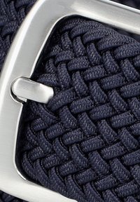 Granatowy, pleciony pasek wykonany z trwałego materiału tekstylnego, z błyszczącą, srebrną klamrą metalową, o prostokątnym kształcie i elastycznej strukturze.