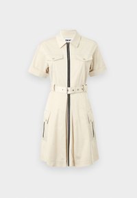 Beige kortärmad klänning med dragkedja fram, midja med bälte, två bröstfickor och sidfickor. Tyget har en mjuk, lätt textur.