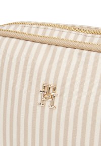 Tommy Hilfiger POPPY SUMMER CAMERA BAG - Sac bandoulière - khaki