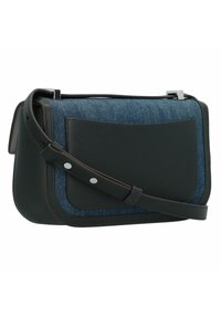 Borsa in finta pelle nera con dettagli in denim, forma rettangolare, tracolla regolabile e accessori in metallo argentato. Presenta una tasca frontale con design curvo.