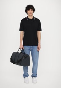 Armani Exchange LIAM HOLDALL UNISEX - Kelioninis krepšys - jet set