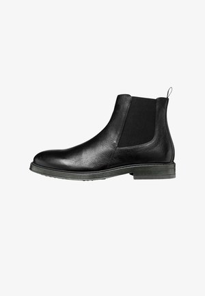 Stivale Chelsea in pelle nera con pannelli elastici ai lati, punta arrotondata e finitura testurizzata, dotato di tacco basso a blocco e linguetta per facilitare l'indossamento.