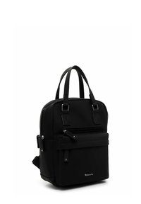 Zaino nero con una superficie liscia, due manici superiori, tasche con zip e dettagli in hardware argentato. Design compatto adatto per l'uso quotidiano.