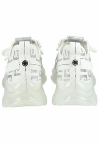 Zapatillas blancas con una parte superior texturizada que presenta detalles plateados y logotipo, suelas transparentes y un collar acolchado para mayor comodidad.