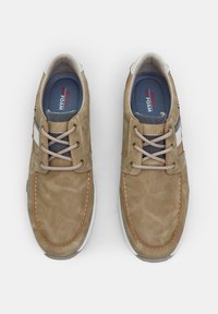 Pantofi casual maro deschis cu material texturat, accente albe și șireturi gri. Prezentă o talpă interioară căptușită marcată "RedFOAM".