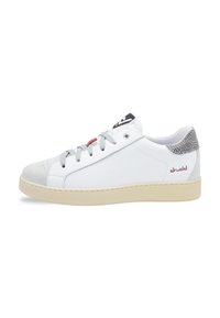 White leather sneaker with gray suede toe, gray laces, textured gray heel, red accent, and a beige rubber sole. Minimalist design.