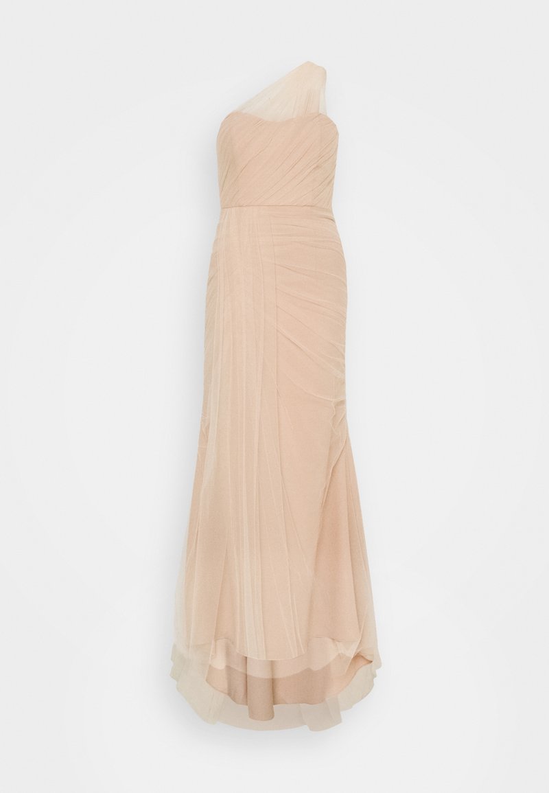 Robe beige longue jusqu'au sol, asymétrique à une épaule, avec des détails froncés et un tissu transparent superposé à l'ourlet.