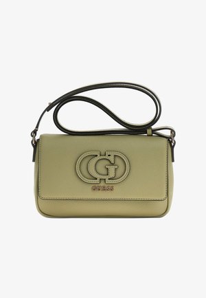 Olivovo zelená kožená taška cez rameno s nastaviteľným remienkom, logom GG a názvom značky "GUESS" na prednom chlopni.