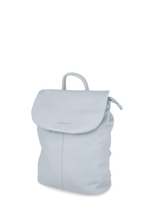 Hellgrauer Leder-Rucksack mit Klappenverschluss, oberem Tragegriff und vertikal abgestepptem Naht auf der Vorderseite, vor weißem Hintergrund gezeigt.