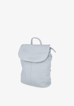 Jasnoszary skórzany plecak z klapą, górnym uchwytem i pionowym przeszyciem z przodu, przedstawiony na białym tle.