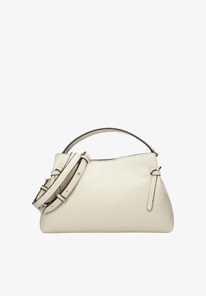 Borsa a mano in pelle color crema con manico superiore curvo e tracolla regolabile su sfondo bianco.