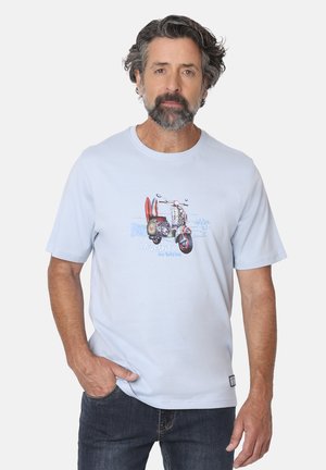 Camiseta de algodón azul claro con un gráfico de una scooter con tablas de surf. Mangas cortas, cuello redondo y corte relajado.