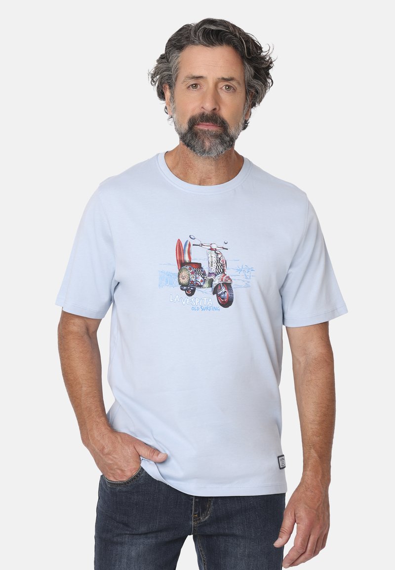 Camiseta de algodón azul claro con un gráfico de una scooter con tablas de surf. Mangas cortas, cuello redondo y corte relajado.
