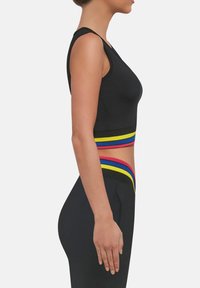 Czarny krótki top o dopasowanym kroju, z kolorowymi poziomymi pasami w odcieniach czerwieni, żółci i niebieskiego w talii. Gładka tekstura.