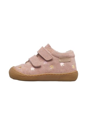 Chaussure rose pour tout-petit avec deux bandes velcro, semelle en caoutchouc et petits motifs de cœurs en blanc et or, étiquetée Barefoot Naturino.