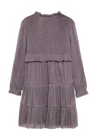 Robe violette à volants avec un col à volants, des manches longues et un tissu texturé, présentant des fronces superposées à l'ourlet et un léger éclat.