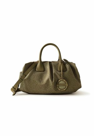 Sac à main texturé vert olive avec deux poignées, bandoulière ajustable et charm décoratif rond attaché près de la base de la poignée.