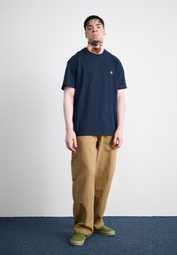 Carhartt WIP CHASE - Basic T-shirt - mizar/gold