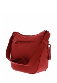 Borsa a spalla in tessuto rosso con superficie texturizzata, chiusura con zip e tracolla regolabile. Presenta un piccolo anello per il fissaggio di accessori.