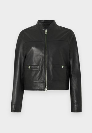 Chaqueta bomber de cuero negro con cierre de cremallera, detalles acanalados en el dobladillo y los puños, y dos bolsillos frontales con cierres de botón a presión.