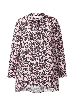 Blusa de manga larga con un fondo negro y un patrón floral en blanco y rosa, cierre de botones y un dobladillo curvado.