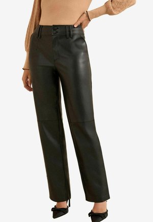 Schwarze Lederhose mit hohem Bund, zwei vorderen Knöpfen, geraden Beinen und subtilen Nahtdetails. Glatte Textur, minimalistisches Design.