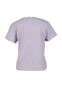 Liliowy t-shirt z krótkim rękawem, wykonany z miękkiego materiału, z klasycznym okrągłym dekoltem i gładką fakturą, bez widocznych wzorów czy akcentów.
