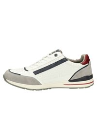 Białe skórzane sneakersy z szarymi zamszowymi akcentami, perforowanym wzorem, ciemnoniebieskim paskiem i czerwonym detalem na pięcie. Gumowa podeszwa z wielokolorowym wykończeniem.