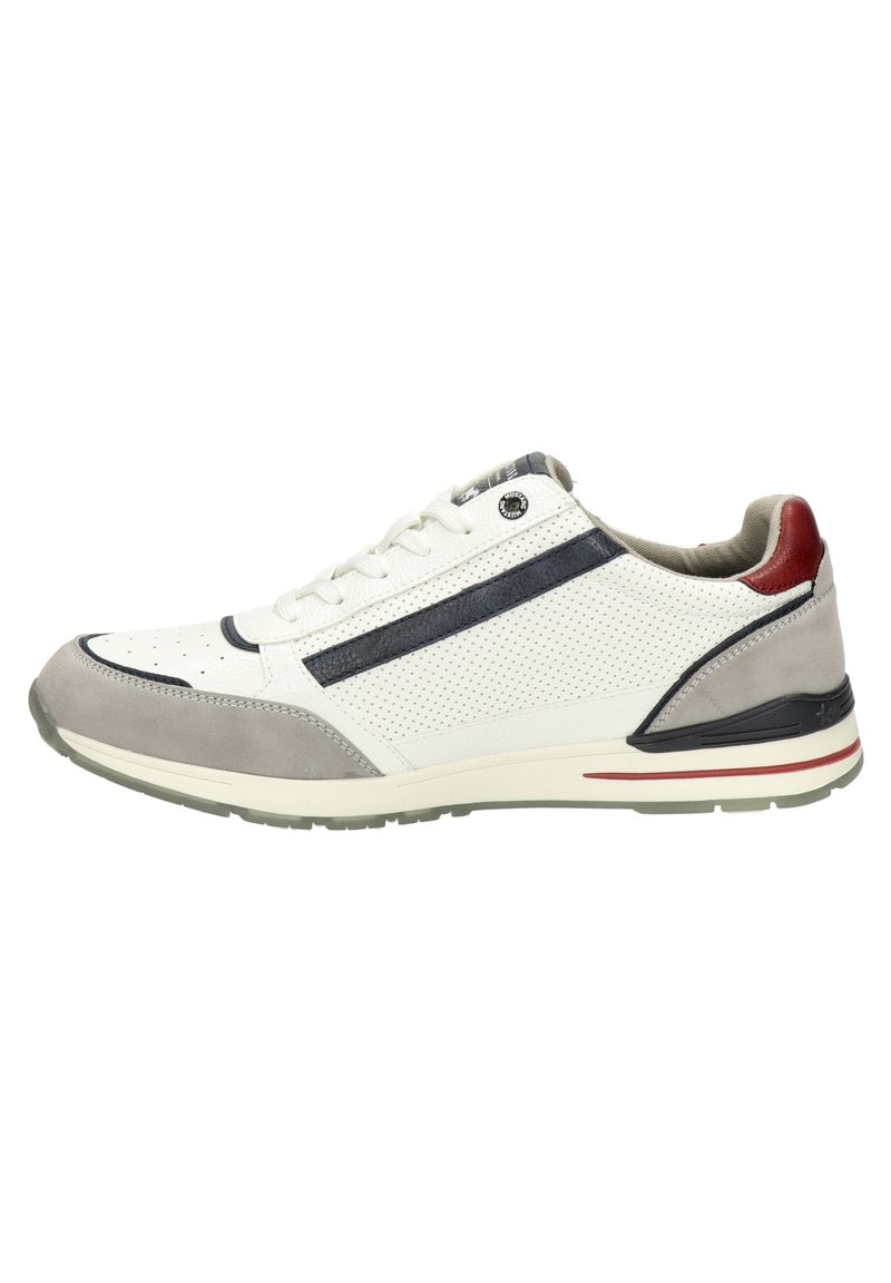 Białe skórzane sneakersy z szarymi zamszowymi akcentami, perforowanym wzorem, ciemnoniebieskim paskiem i czerwonym detalem na pięcie. Gumowa podeszwa z wielokolorowym wykończeniem.
