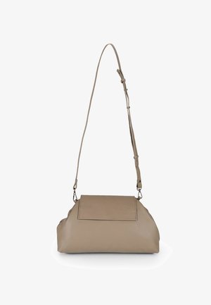 Borsa a tracolla in pelle beige con pattina rettangolare, tracolla regolabile e corpo morbido e curvo. Texture liscia senza motivi o accessori visibili.