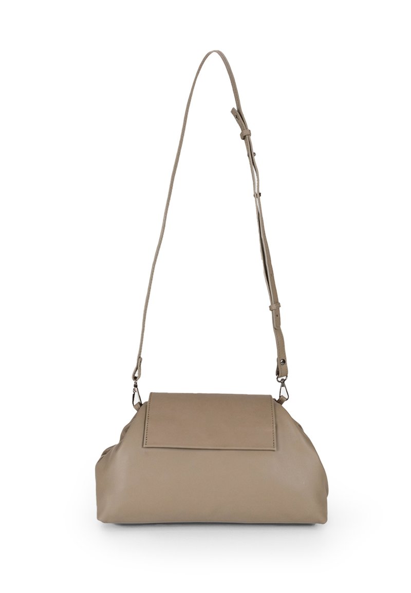 Borsa a tracolla in pelle beige con pattina rettangolare, tracolla regolabile e corpo morbido e curvo. Texture liscia senza motivi o accessori visibili.